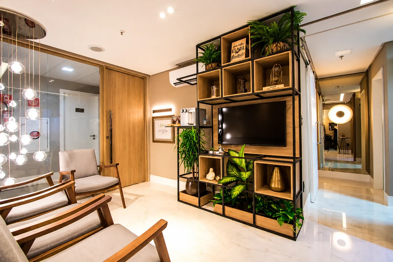Recepção com estante planejada, iluminação e móveis de alto padrão Verssato